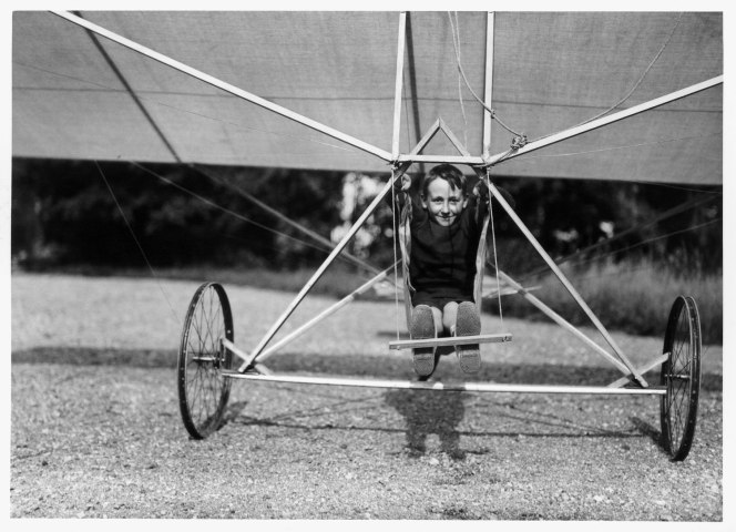 Robert, the lightest, is chosen to test-fly the “Pic no. 3”, Rouzat, September 1910.