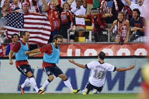 us_wins_mexico_soccer_0910