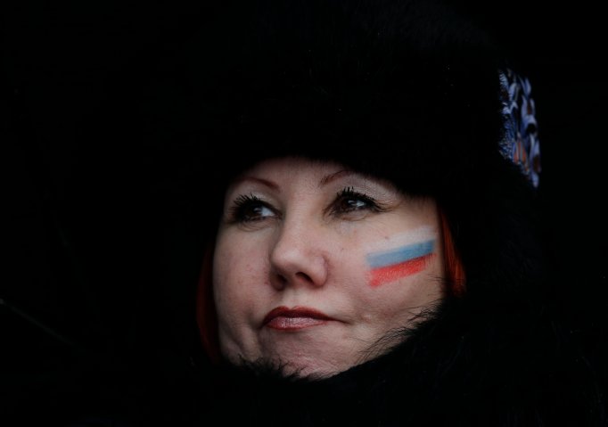 A Russian fan watches the second run of the women's giant slalom.