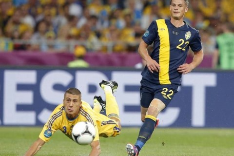 Sweden's Rosenberg challenges Ukraine's Khacheridi during their Group D Euro 2012 soccer match at Olympic Stadium in Kyiv